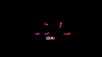 Avec la belle Elie Maxdan nous t&#039_avons r&eacute_serv&eacute_ un petit JOI coquin &amp_ lesbien ...