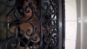 Marido vai trabalhar e acaba sendo tra&iacute_do pelo vizinho militar militar police