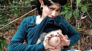 Latina amadora tatuada com seios grandes e naturais ejacula durante sexo anal ao ar livre.