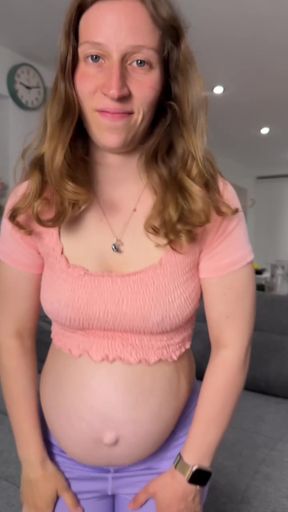 Amateur onlyfan shows off her ass and tits