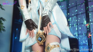 Solofilm van een 18-jarig Russisch meisje met grote borsten, een cosplayer van Jean, die anaal wordt genomen door een man met een grote penis.