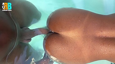 Realizador Baiano fudendo casada na piscina sem camisinha no pelo. Hotwife traindo marido corno amador
