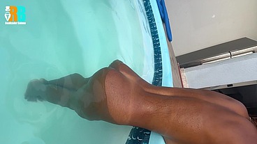 Realizador Baiano fudendo casada na piscina sem camisinha no pelo. Hotwife traindo marido corno amador
