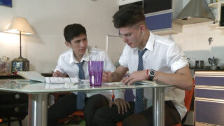 ممارسة جنسية ساخنة بدون واقٍ في المطبخ تنتهي بقذف داخلي لطلاب جامعيين مثليين