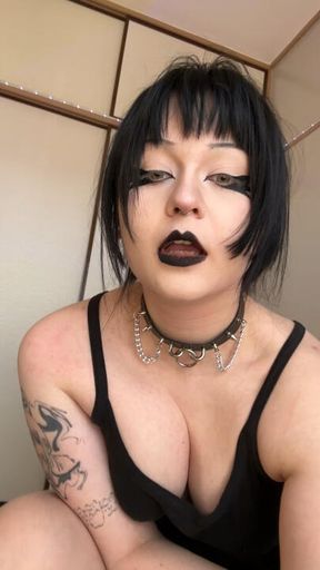Goth mommy will get you on your knees for 3 minutes 💋