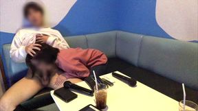 「ホテルまで我慢できない。ここでシようよ…。」とカラオケでムラムラした浮◯男性。人妻はここでするの？と言われ、、