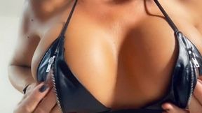 cuir /latexvideo en cuir et latex tu me verras cinq nu me toucher me doigter ...