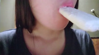 欲求不満なOLがエッチに棒アイスをぺろぺろ