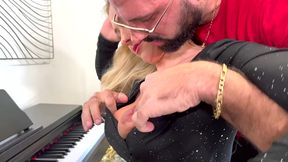 miss alice wild voulait se mettre au piano, mais...