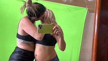 Peguei minha professora da faculdade se masturbando no banheiro Feminino ! N&atilde_o aguentei e comecei a chupar ela equando ela chupava meu amigo de sala ela ficou toda molhada!