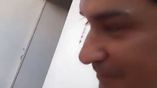 Cette salope fait une pipe dégueulasse avant de se faire défoncer le cul et de se faire remplir de foutre brûlant