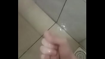 Batendo uma no chuveiro