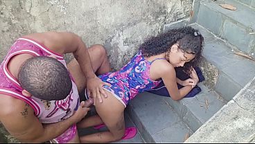 Pegando minha enteada na escada 100% anal