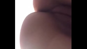 Caliente ense&ntilde_a el co&ntilde_o depilado su falda