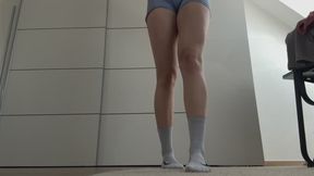 Ich reibe dir meine verschwitzten, käsigen Gymfüße nach dem Training direkt ins Gesicht und zeige dir meinen sexy Hintern After workout I rub my sweaty cheesy gym feet right in your face and show you my sexy ass