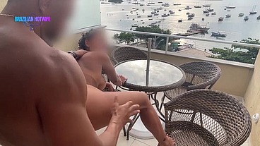 NO FLAT O NEGÃO ME FUDEU NA SACADA E TODOS OS VIZINHOS OUVIRAM ELE ME FAZER DE PUTA