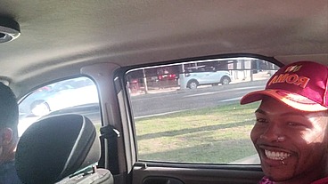 Chamando uma Mulher Desconhecida Para Transar Dentro Do Carro Por Dinheiro