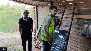 O PATR&Atilde_O E O  EMPREGADO                                            O empregado finaliza sua tarefa e o seu patr&atilde_o fica cheio de tez&atilde_o ao v&ecirc_ lo todo suado