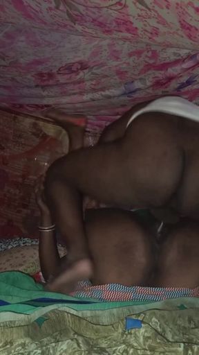 Aunty is extinguishing the fire of her pussy and is enjoying it to the fullest.