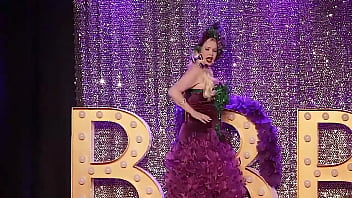 Burlesque beauty Bambi LaFleur stripped down at Munich festival
