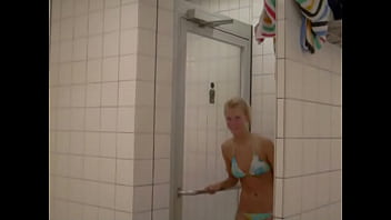 Teeny Im Schwimmbad
