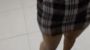 Hermosa jovencita modela su cuerpo perfecto en p�blico. Latina con vestido corto Big ass amateur