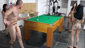 jogando sinuca pelados