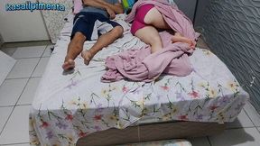 padrasto inventou mentiras para que enteada novinha tivesse que dividir a cama!