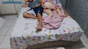 padrasto inventou mentiras para que enteada novinha tivesse que dividir a cama!