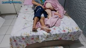 homem mas velho inventou mentiras para que mulher tivesse que dividir a cama!