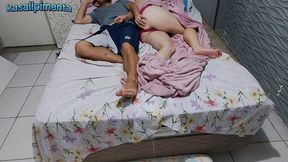 padrasto inventou mentiras para que enteada novinha tivesse que dividir a cama!