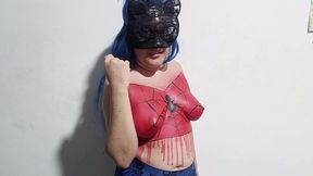 body paint del hombre arana, latina pintada mostrando las tetas sexy art