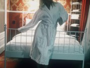 Блондинка ласкает себя и хочет секса