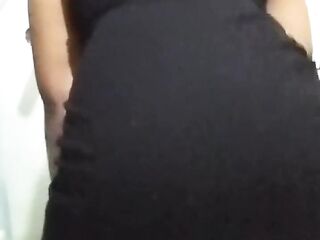 Magrinha dançando sem calcinha para o namorado.