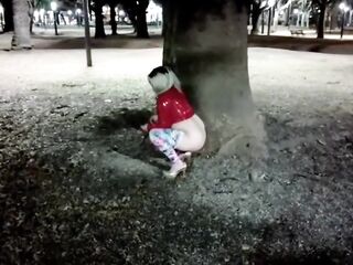 Rubia haciendo pis en publico en la Plaza Lopez, Rosario