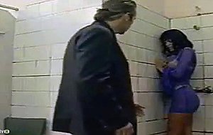anita  blonde -  vintage  bathroom  jamming