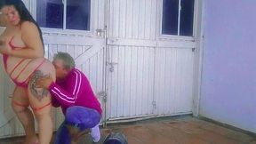 Delivery guy bangs curvy, lingerie-clad slut raw