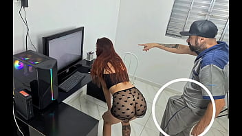Dona de casa chamou t&eacute_cnico e o recebeu s&oacute_ de calcinha!