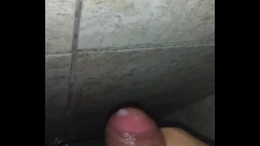 Pendejo se masturba en el ba&ntilde_o