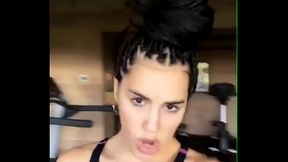 Lali Esposito en top mientras hace gym (tetas)