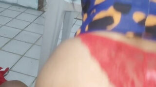 Puta de culo grande se llena el culo apretado con la cremita pegajosa de Rob