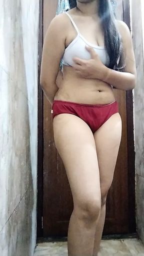 Desi bhabhi ko nahate hue dekha fir hilaya aapna lund