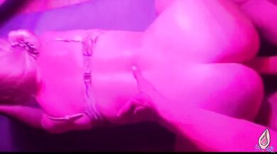 POV: Heißer Doggy mit glänzenden Prachtarsch im Rotlicht