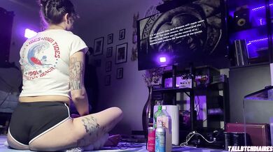 Brunette tomboy in dolphin shorts fingering tight feet while gaming