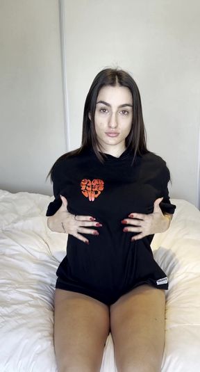 Amateur onlyfan shows off her tits