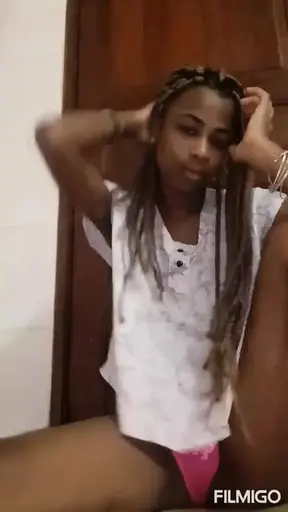 Chocolate girl ary is tasting her pussy