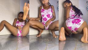 Lyra wetting her swimsuit