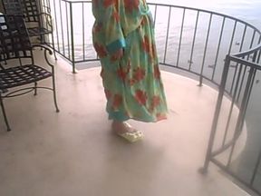 2 BBW  are crushing one with bare feet other