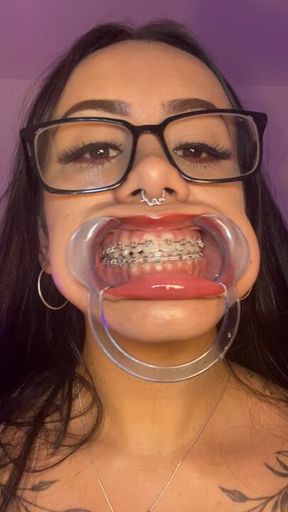 Bare tongue, abundant saliva and mesmerizing looks... This video is not for the faint of heart 😏