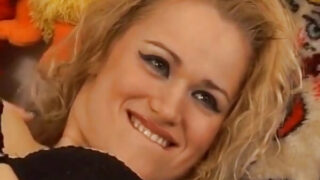 Retro amateurs nemen een blonde slet met grote borsten en kousen onder handen met intense anale seks en orale seks.